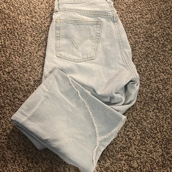Levi’s 501 Capri Cut Offs - Picture 4 of 6